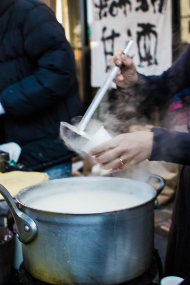 Amazake - fermentált rizsből készült enyhén vagy egyáltalán nem alkoholos, ám annál édesebb, tipikus újévi japán ital.
